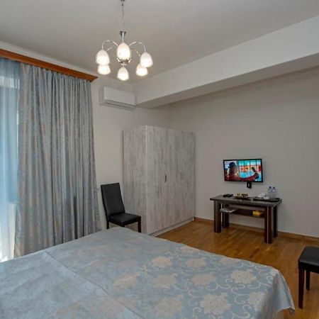 Hotel Season Ереван Екстериор снимка