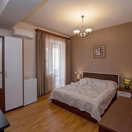 Hotel Season Ереван Екстериор снимка