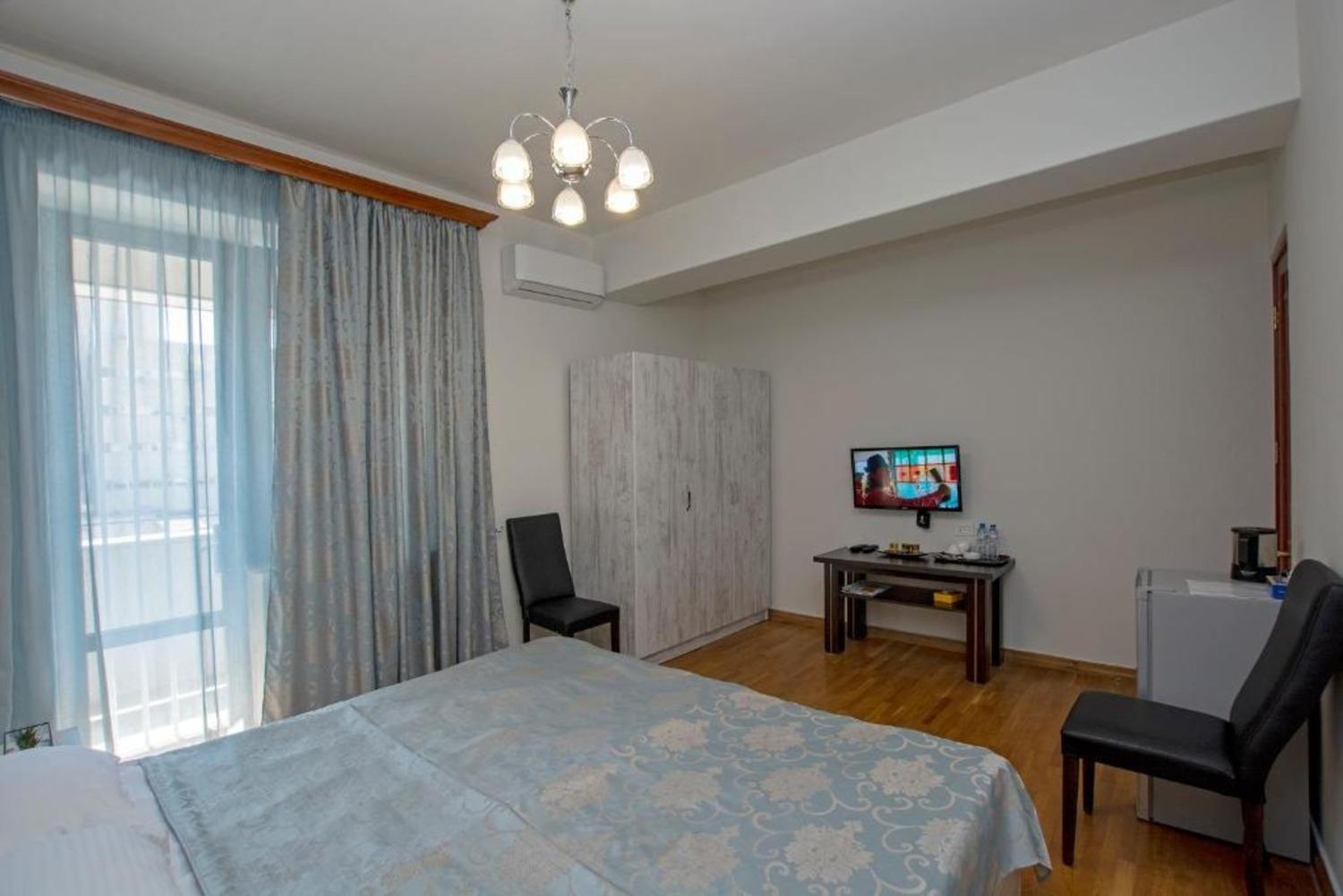 Hotel Season Ереван Екстериор снимка