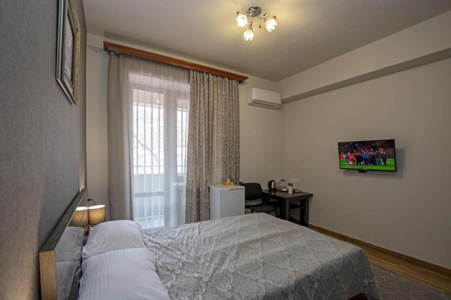 Hotel Season Ереван Екстериор снимка