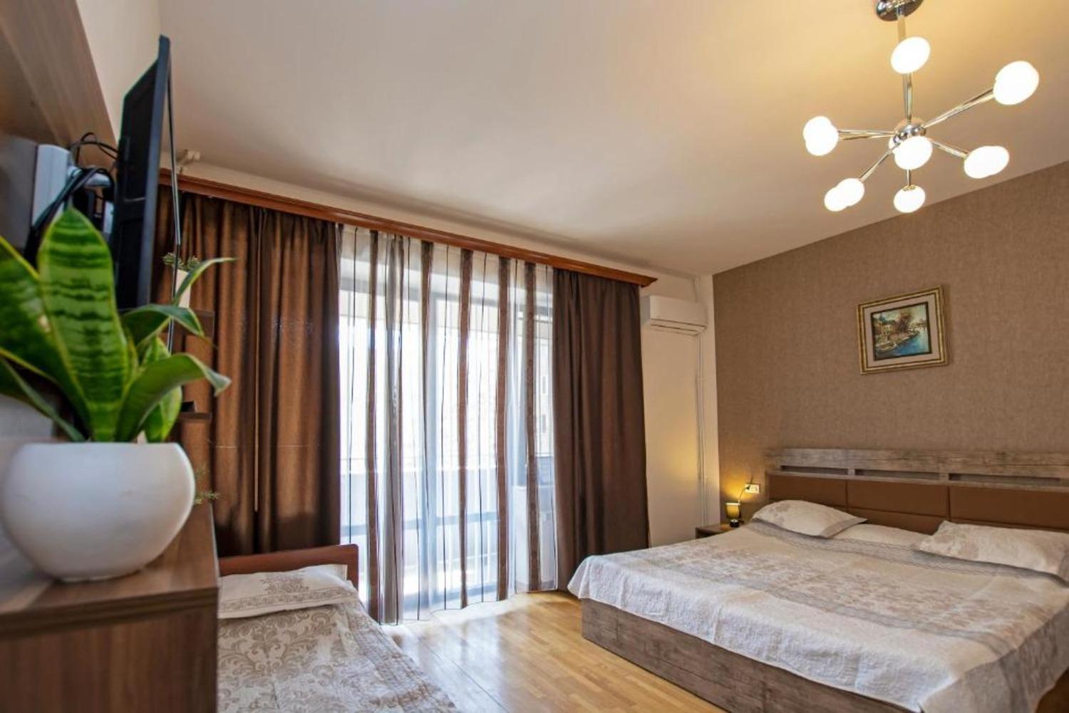 Hotel Season Ереван Екстериор снимка