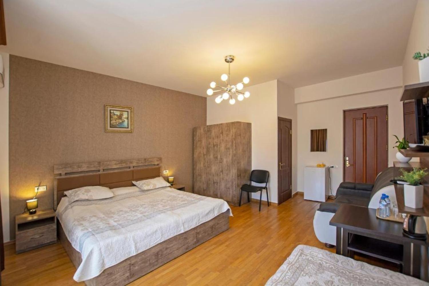 Hotel Season Ереван Екстериор снимка