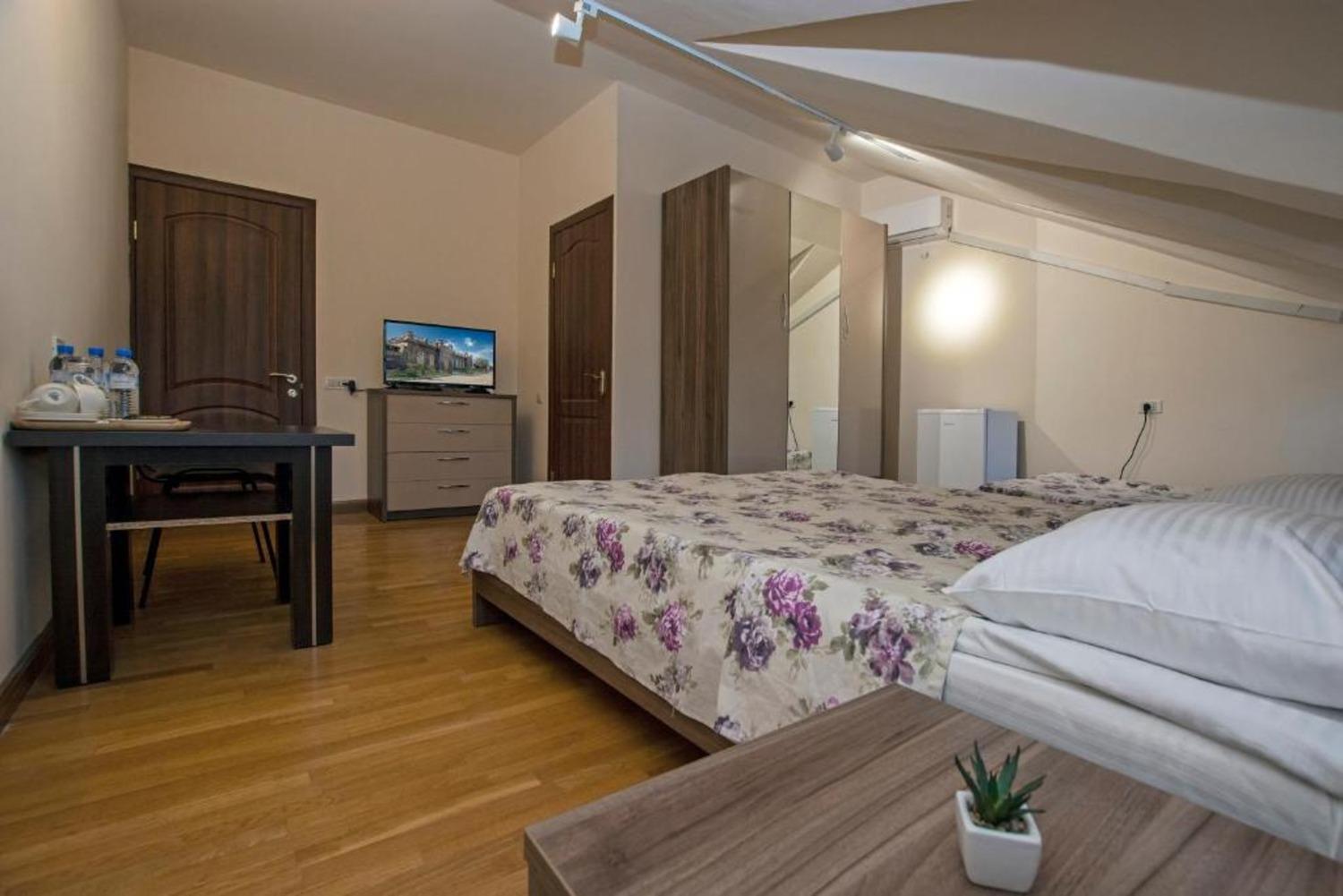 Hotel Season Ереван Екстериор снимка